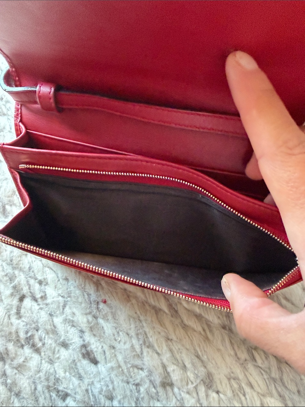 Gucci Burgundy Embossed Leather Crossbody Wallet - Picture 4 of 6
